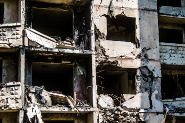 Kharkiv, Ukrayna, 19 Haziran 2024 Saltivka 'da Hasarlı bir bina, Harkiv' in kuzeyindeki bir bölge. Banliyö bölgesi, Rusya 'nın bombardımanından ülkedeki diğer bölgelerden daha fazla etkilendi..