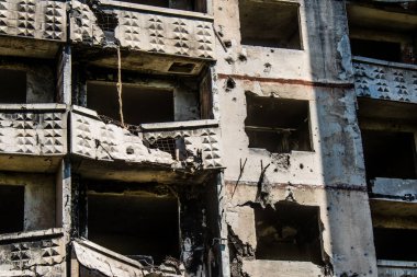 Kharkiv, Ukrayna, 19 Haziran 2024 Saltivka 'da Hasarlı bir bina, Harkiv' in kuzeyindeki bir bölge. Banliyö bölgesi, Rusya 'nın bombardımanından ülkedeki diğer bölgelerden daha fazla etkilendi..