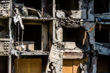 Kharkiv, Ukrayna, 19 Haziran 2024 Saltivka 'da Hasarlı bir bina, Harkiv' in kuzeyindeki bir bölge. Banliyö bölgesi, Rusya 'nın bombardımanından ülkedeki diğer bölgelerden daha fazla etkilendi..
