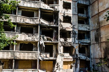 Kharkiv, Ukrayna, 19 Haziran 2024 Saltivka 'da Hasarlı bir bina, Harkiv' in kuzeyindeki bir bölge. Banliyö bölgesi, Rusya 'nın bombardımanından ülkedeki diğer bölgelerden daha fazla etkilendi..
