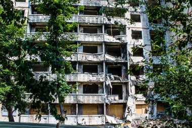 Kharkiv, Ukrayna, 19 Haziran 2024 Saltivka 'da Hasarlı bir bina, Harkiv' in kuzeyindeki bir bölge. Banliyö bölgesi, Rusya 'nın bombardımanından ülkedeki diğer bölgelerden daha fazla etkilendi..