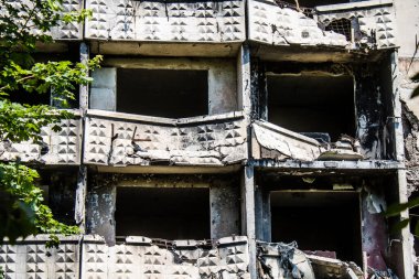 Kharkiv, Ukrayna, 19 Haziran 2024 Saltivka 'da Hasarlı bir bina, Harkiv' in kuzeyindeki bir bölge. Banliyö bölgesi, Rusya 'nın bombardımanından ülkedeki diğer bölgelerden daha fazla etkilendi..