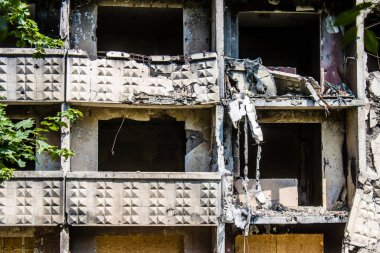 Kharkiv, Ukrayna, 19 Haziran 2024 Saltivka 'da Hasarlı bir bina, Harkiv' in kuzeyindeki bir bölge. Banliyö bölgesi, Rusya 'nın bombardımanından ülkedeki diğer bölgelerden daha fazla etkilendi..