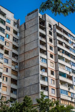 Kharkiv, Ukrayna, 19 Haziran 2024 Saltivka 'da Hasarlı bir bina, Harkiv' in kuzeyindeki bir bölge. Banliyö bölgesi, Rusya 'nın bombardımanından ülkedeki diğer bölgelerden daha fazla etkilendi..