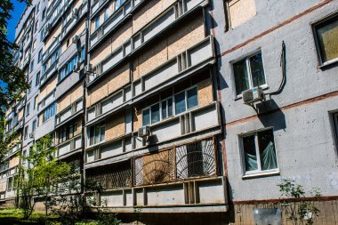 Kharkiv, Ukrayna, 19 Haziran 2024 Saltivka 'da Hasarlı bir bina, Harkiv' in kuzeyindeki bir bölge. Banliyö bölgesi, Rusya 'nın bombardımanından ülkedeki diğer bölgelerden daha fazla etkilendi..