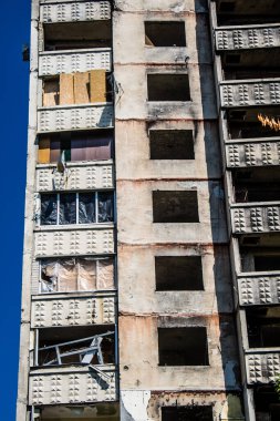Kharkiv, Ukrayna, 19 Haziran 2024 Saltivka 'da Hasarlı bir bina, Harkiv' in kuzeyindeki bir bölge. Banliyö bölgesi, Rusya 'nın bombardımanından ülkedeki diğer bölgelerden daha fazla etkilendi..