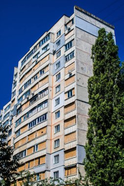 Kharkiv, Ukrayna, 19 Haziran 2024 Saltivka 'da Hasarlı bir bina, Harkiv' in kuzeyindeki bir bölge. Banliyö bölgesi, Rusya 'nın bombardımanından ülkedeki diğer bölgelerden daha fazla etkilendi..