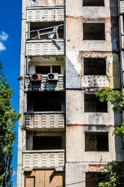 Kharkiv, Ukrayna, 19 Haziran 2024 Saltivka 'da Hasarlı bir bina, Harkiv' in kuzeyindeki bir bölge. Banliyö bölgesi, Rusya 'nın bombardımanından ülkedeki diğer bölgelerden daha fazla etkilendi..