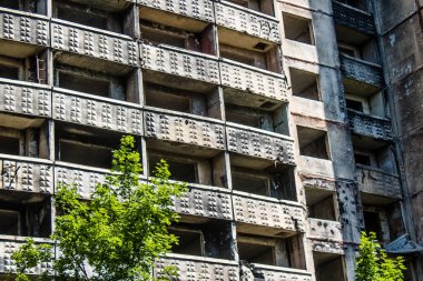Kharkiv, Ukrayna, 19 Haziran 2024 Saltivka 'da Hasarlı bir bina, Harkiv' in kuzeyindeki bir bölge. Banliyö bölgesi, Rusya 'nın bombardımanından ülkedeki diğer bölgelerden daha fazla etkilendi..