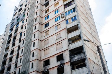 Kharkiv, Ukrayna, 19 Haziran 2024 Saltivka 'da Hasarlı bir bina, Harkiv' in kuzeyindeki bir bölge. Banliyö bölgesi, Rusya 'nın bombardımanından ülkedeki diğer bölgelerden daha fazla etkilendi..