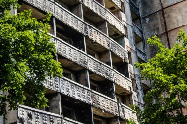 Kharkiv, Ukrayna, 19 Haziran 2024 Saltivka 'da Hasarlı bir bina, Harkiv' in kuzeyindeki bir bölge. Banliyö bölgesi, Rusya 'nın bombardımanından ülkedeki diğer bölgelerden daha fazla etkilendi..
