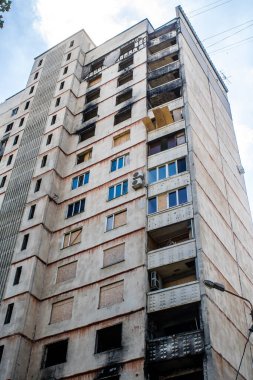 Kharkiv, Ukrayna, 19 Haziran 2024 Saltivka 'da Hasarlı bir bina, Harkiv' in kuzeyindeki bir bölge. Banliyö bölgesi, Rusya 'nın bombardımanından ülkedeki diğer bölgelerden daha fazla etkilendi..