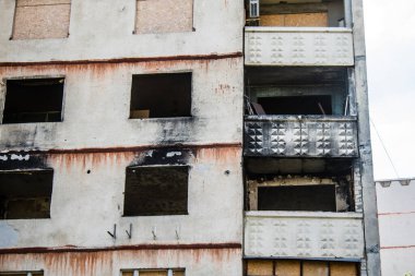 Kharkiv, Ukrayna, 19 Haziran 2024 Saltivka 'da Hasarlı bir bina, Harkiv' in kuzeyindeki bir bölge. Banliyö bölgesi, Rusya 'nın bombardımanından ülkedeki diğer bölgelerden daha fazla etkilendi..