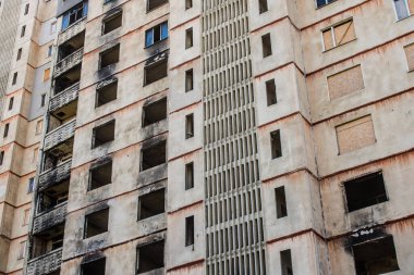 Kharkiv, Ukrayna, 19 Haziran 2024 Saltivka 'da Hasarlı bir bina, Harkiv' in kuzeyindeki bir bölge. Banliyö bölgesi, Rusya 'nın bombardımanından ülkedeki diğer bölgelerden daha fazla etkilendi..