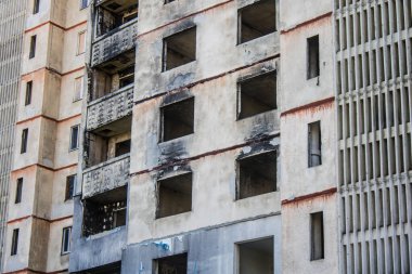 Kharkiv, Ukrayna, 19 Haziran 2024 Saltivka 'da Hasarlı bir bina, Harkiv' in kuzeyindeki bir bölge. Banliyö bölgesi, Rusya 'nın bombardımanından ülkedeki diğer bölgelerden daha fazla etkilendi..