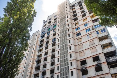 Kharkiv, Ukrayna, 19 Haziran 2024 Saltivka 'da Hasarlı bir bina, Harkiv' in kuzeyindeki bir bölge. Banliyö bölgesi, Rusya 'nın bombardımanından ülkedeki diğer bölgelerden daha fazla etkilendi..