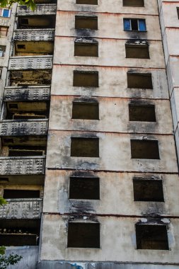 Kharkiv, Ukrayna, 19 Haziran 2024 Saltivka 'da Hasarlı bir bina, Harkiv' in kuzeyindeki bir bölge. Banliyö bölgesi, Rusya 'nın bombardımanından ülkedeki diğer bölgelerden daha fazla etkilendi..