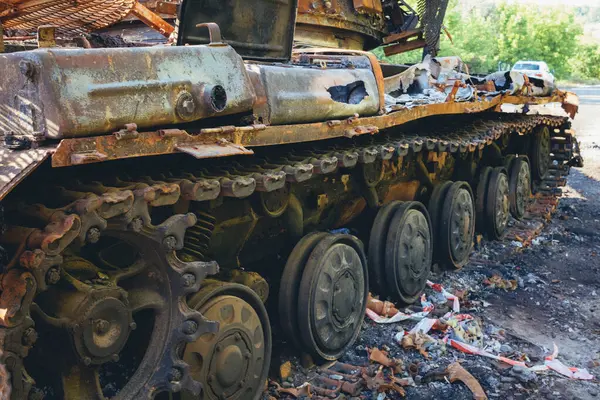 Kharkiv Cephesi, Ukrayna, 19 Haziran 2024 Kharkiv 'in kuzeyindeki saldırı sırasında Rus silahlı kuvvetleri tarafından imha edilen Ukrayna tankları. Tank insansız hava aracı saldırısıyla yok edildi.