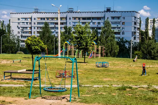 Kharkiv, Ukrayna, 19 Haziran 2024 Kharkiv 'in Saltivka ilçesindeki hasarlı bir binanın önündeki terk edilmiş çocuk parkı. Rus ordusunun büyük saldırılarından sonra çocuklar buradan tahliye edildi.