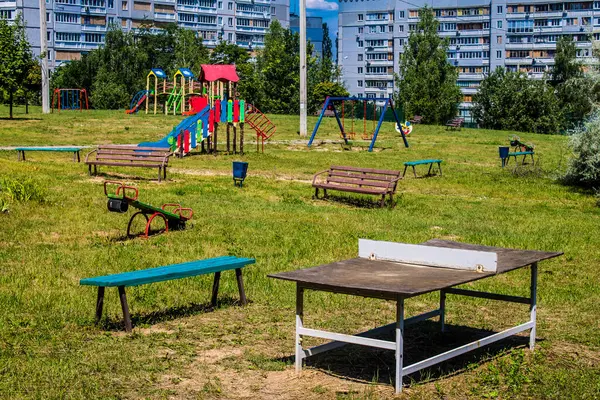 Kharkiv, Ukrayna, 19 Haziran 2024 Kharkiv 'in Saltivka ilçesindeki hasarlı bir binanın önündeki terk edilmiş çocuk parkı. Rus ordusunun büyük saldırılarından sonra çocuklar buradan tahliye edildi.