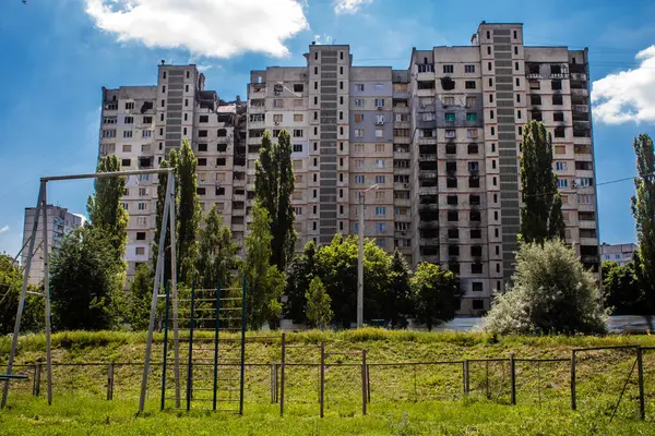 Kharkiv, Ukrayna, 19 Haziran 2024 Saltivka 'da Hasarlı bir bina, Harkiv' in kuzeyindeki bir bölge. Banliyö bölgesi, Rusya 'nın bombardımanından ülkedeki diğer bölgelerden daha fazla etkilendi..