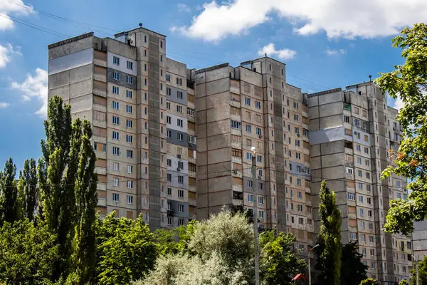 Kharkiv, Ukrayna, 19 Haziran 2024 Saltivka 'da Hasarlı bir bina, Harkiv' in kuzeyindeki bir bölge. Banliyö bölgesi, Rusya 'nın bombardımanından ülkedeki diğer bölgelerden daha fazla etkilendi..