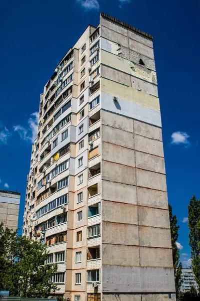 Kharkiv, Ukrayna, 19 Haziran 2024 Saltivka 'da Hasarlı bir bina, Harkiv' in kuzeyindeki bir bölge. Banliyö bölgesi, Rusya 'nın bombardımanından ülkedeki diğer bölgelerden daha fazla etkilendi..