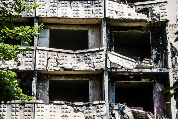 Kharkiv, Ukrayna, 19 Haziran 2024 Saltivka 'da Hasarlı bir bina, Harkiv' in kuzeyindeki bir bölge. Banliyö bölgesi, Rusya 'nın bombardımanından ülkedeki diğer bölgelerden daha fazla etkilendi..