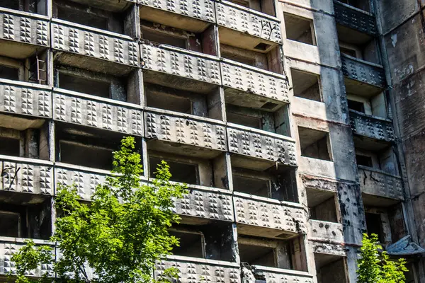 Kharkiv, Ukrayna, 19 Haziran 2024 Saltivka 'da Hasarlı bir bina, Harkiv' in kuzeyindeki bir bölge. Banliyö bölgesi, Rusya 'nın bombardımanından ülkedeki diğer bölgelerden daha fazla etkilendi..