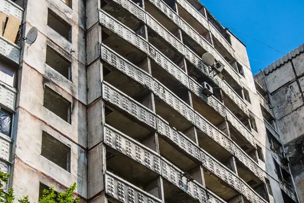 Kharkiv, Ukrayna, 19 Haziran 2024 Saltivka 'da Hasarlı bir bina, Harkiv' in kuzeyindeki bir bölge. Banliyö bölgesi, Rusya 'nın bombardımanından ülkedeki diğer bölgelerden daha fazla etkilendi..