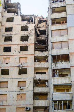 Kharkiv, Ukrayna, 19 Haziran 2024 Saltivka 'da Hasarlı bir bina, Harkiv' in kuzeyindeki bir bölge. Banliyö bölgesi, Rusya 'nın bombardımanından ülkedeki diğer bölgelerden daha fazla etkilendi..
