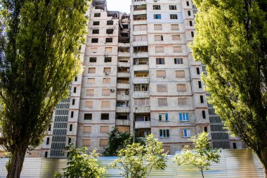Kharkiv, Ukrayna, 19 Haziran 2024 Saltivka 'da Hasarlı bir bina, Harkiv' in kuzeyindeki bir bölge. Banliyö bölgesi, Rusya 'nın bombardımanından ülkedeki diğer bölgelerden daha fazla etkilendi..