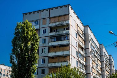 Kharkiv, Ukrayna, 19 Haziran 2024 Saltivka 'da Hasarlı bir bina, Harkiv' in kuzeyindeki bir bölge. Banliyö bölgesi, Rusya 'nın bombardımanından ülkedeki diğer bölgelerden daha fazla etkilendi..