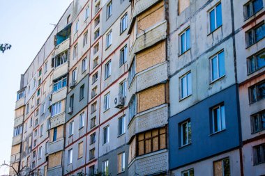 Kharkiv, Ukrayna, 19 Haziran 2024 Saltivka 'da Hasarlı bir bina, Harkiv' in kuzeyindeki bir bölge. Banliyö bölgesi, Rusya 'nın bombardımanından ülkedeki diğer bölgelerden daha fazla etkilendi..