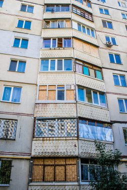 Kharkiv, Ukrayna, 19 Haziran 2024 Saltivka 'da Hasarlı bir bina, Harkiv' in kuzeyindeki bir bölge. Banliyö bölgesi, Rusya 'nın bombardımanından ülkedeki diğer bölgelerden daha fazla etkilendi..