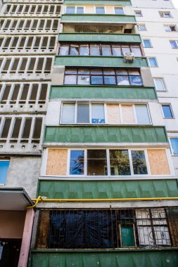 Kharkiv, Ukrayna, 19 Haziran 2024 Saltivka 'da Hasarlı bir bina, Harkiv' in kuzeyindeki bir bölge. Banliyö bölgesi, Rusya 'nın bombardımanından ülkedeki diğer bölgelerden daha fazla etkilendi..