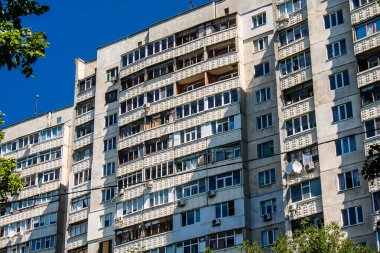 Kharkiv, Ukrayna, 19 Haziran 2024 Saltivka 'da Hasarlı bir bina, Harkiv' in kuzeyindeki bir bölge. Banliyö bölgesi, Rusya 'nın bombardımanından ülkedeki diğer bölgelerden daha fazla etkilendi..