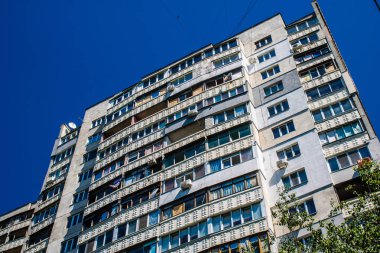 Kharkiv, Ukrayna, 19 Haziran 2024 Saltivka 'da Hasarlı bir bina, Harkiv' in kuzeyindeki bir bölge. Banliyö bölgesi, Rusya 'nın bombardımanından ülkedeki diğer bölgelerden daha fazla etkilendi..