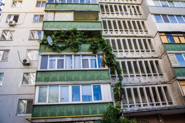 Kharkiv, Ukrayna, 19 Haziran 2024 Saltivka 'da Hasarlı bir bina, Harkiv' in kuzeyindeki bir bölge. Banliyö bölgesi, Rusya 'nın bombardımanından ülkedeki diğer bölgelerden daha fazla etkilendi..