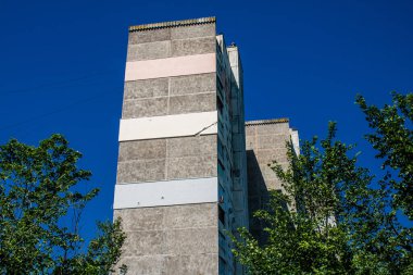 Kharkiv, Ukrayna, 19 Haziran 2024 Saltivka 'da Hasarlı bir bina, Harkiv' in kuzeyindeki bir bölge. Banliyö bölgesi, Rusya 'nın bombardımanından ülkedeki diğer bölgelerden daha fazla etkilendi..
