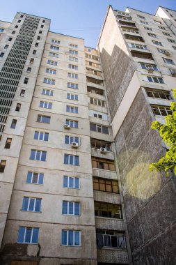 Kharkiv, Ukrayna, 19 Haziran 2024 Saltivka 'da Hasarlı bir bina, Harkiv' in kuzeyindeki bir bölge. Banliyö bölgesi, Rusya 'nın bombardımanından ülkedeki diğer bölgelerden daha fazla etkilendi..