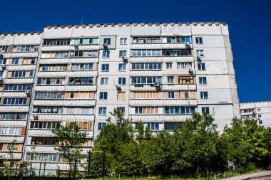 Kharkiv, Ukrayna, 19 Haziran 2024 Saltivka 'da Hasarlı bir bina, Harkiv' in kuzeyindeki bir bölge. Banliyö bölgesi, Rusya 'nın bombardımanından ülkedeki diğer bölgelerden daha fazla etkilendi..
