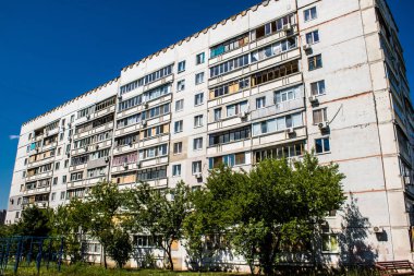 Kharkiv, Ukrayna, 19 Haziran 2024 Saltivka 'da Hasarlı bir bina, Harkiv' in kuzeyindeki bir bölge. Banliyö bölgesi, Rusya 'nın bombardımanından ülkedeki diğer bölgelerden daha fazla etkilendi..