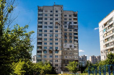 Kharkiv, Ukrayna, 19 Haziran 2024 Saltivka 'da Hasarlı bir bina, Harkiv' in kuzeyindeki bir bölge. Banliyö bölgesi, Rusya 'nın bombardımanından ülkedeki diğer bölgelerden daha fazla etkilendi..