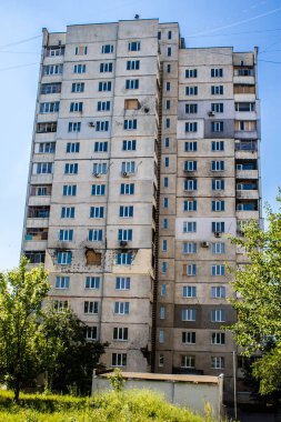 Kharkiv, Ukrayna, 19 Haziran 2024 Saltivka 'da Hasarlı bir bina, Harkiv' in kuzeyindeki bir bölge. Banliyö bölgesi, Rusya 'nın bombardımanından ülkedeki diğer bölgelerden daha fazla etkilendi..