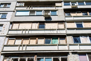Kharkiv, Ukrayna, 19 Haziran 2024 Saltivka 'da Hasarlı bir bina, Harkiv' in kuzeyindeki bir bölge. Banliyö bölgesi, Rusya 'nın bombardımanından ülkedeki diğer bölgelerden daha fazla etkilendi..