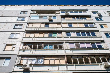 Kharkiv, Ukrayna, 19 Haziran 2024 Saltivka 'da Hasarlı bir bina, Harkiv' in kuzeyindeki bir bölge. Banliyö bölgesi, Rusya 'nın bombardımanından ülkedeki diğer bölgelerden daha fazla etkilendi..