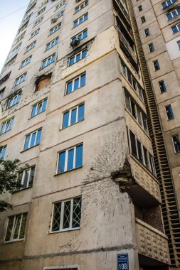 Kharkiv, Ukrayna, 19 Haziran 2024 Saltivka 'da Hasarlı bir bina, Harkiv' in kuzeyindeki bir bölge. Banliyö bölgesi, Rusya 'nın bombardımanından ülkedeki diğer bölgelerden daha fazla etkilendi..
