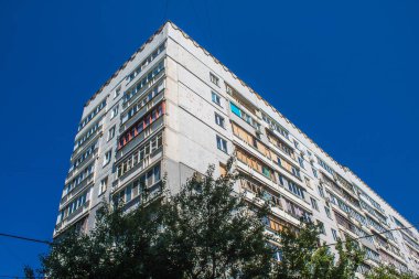 Kharkiv, Ukrayna, 19 Haziran 2024 Saltivka 'da Hasarlı bir bina, Harkiv' in kuzeyindeki bir bölge. Banliyö bölgesi, Rusya 'nın bombardımanından ülkedeki diğer bölgelerden daha fazla etkilendi..