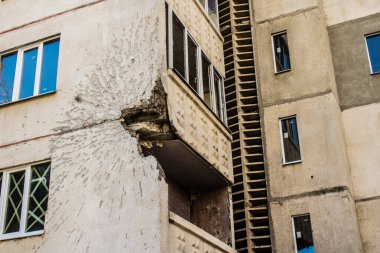Kharkiv, Ukrayna, 19 Haziran 2024 Saltivka 'da Hasarlı bir bina, Harkiv' in kuzeyindeki bir bölge. Banliyö bölgesi, Rusya 'nın bombardımanından ülkedeki diğer bölgelerden daha fazla etkilendi..